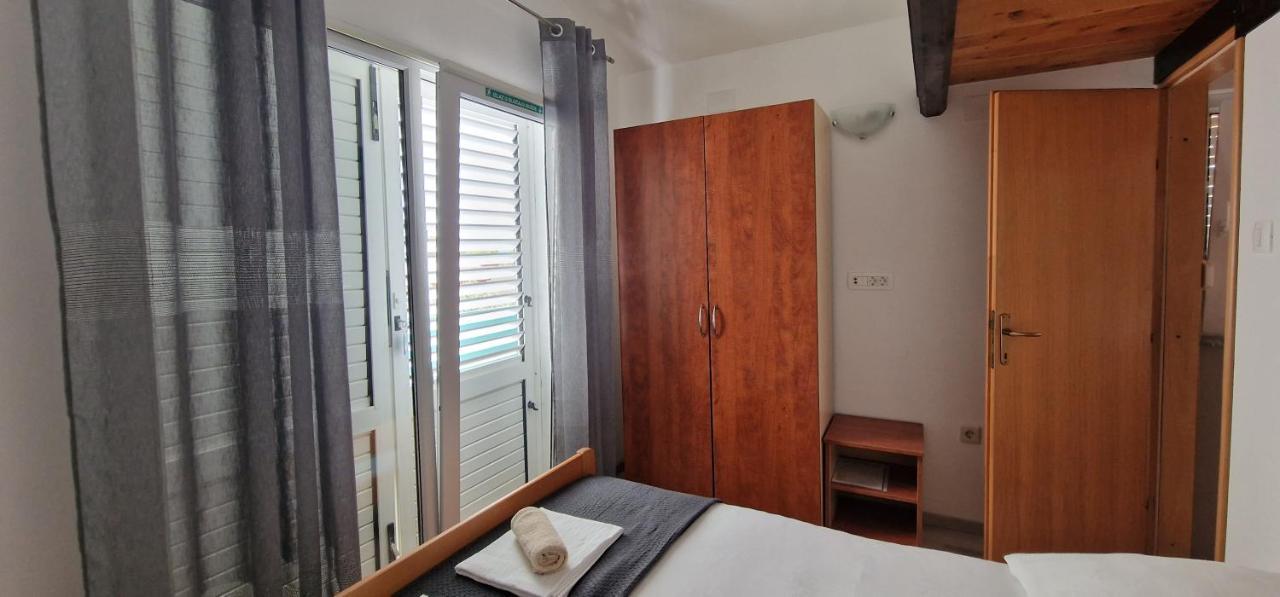 Apartmani Dutkovic Vrboska Exterior foto