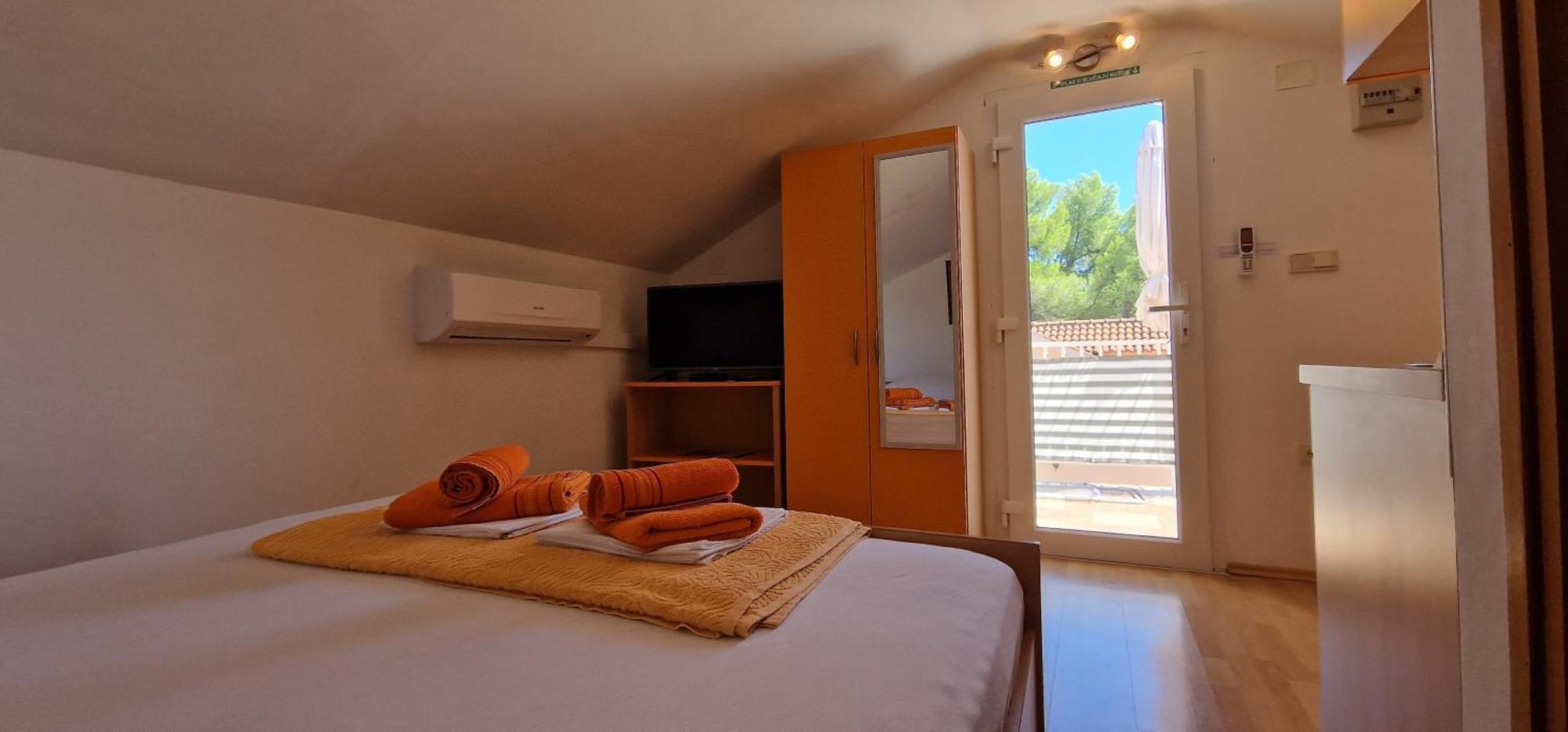 Apartmani Dutkovic Vrboska Exterior foto